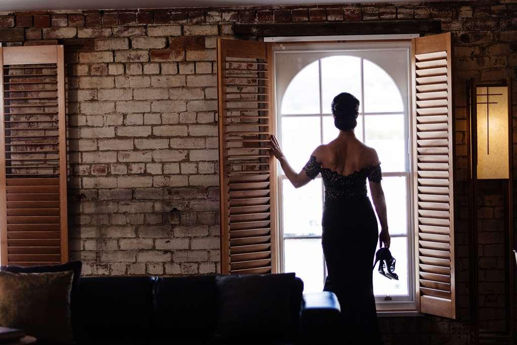 The Henry Jones Art Hotel Hobart Facilități foto A woman in a dress